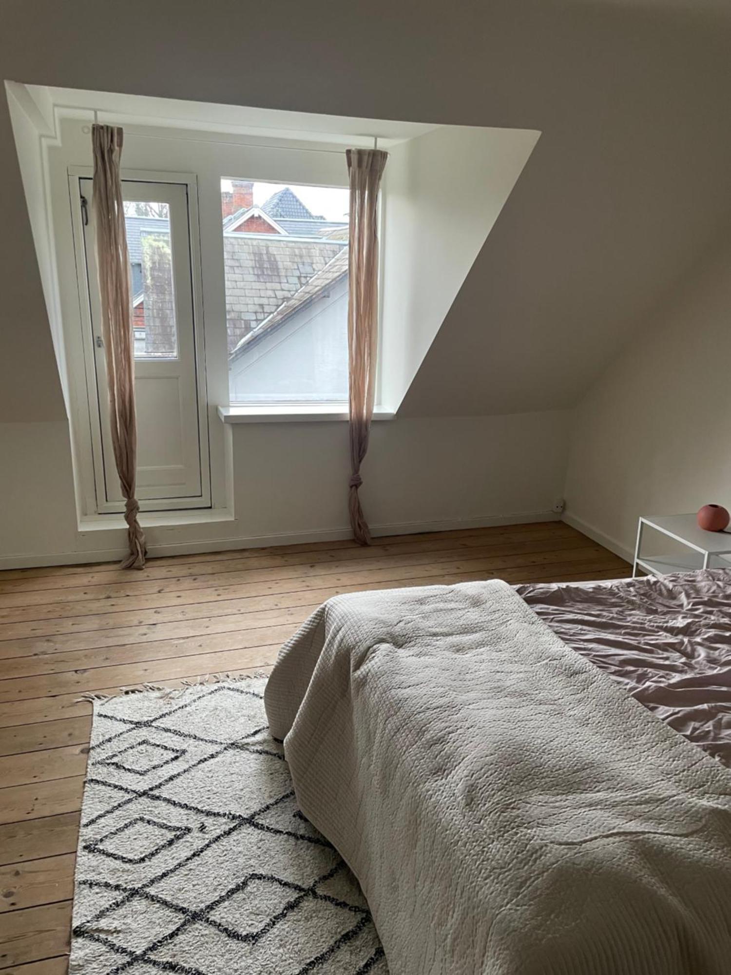 Homestay Udlejning Af To Vaerelser Med Udsigt Til Parken Beliggende I Centrum *